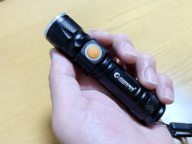 懐中電灯 USB充電式でおすすめはこれ！小型で最強に明るい1800ルーメン